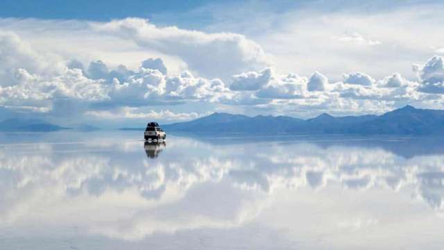 Salar de Uyuni, Bolivia: visitar el Salar de Uyuni, el lago salado más grande del mundo, es como caminar entre las nubes. Es una ilusión óptica a gran escala. Prepárate para sorprenderte mientras presencias el cambio de paisaje ante tus ojos (pabliscua/iStockphoto/Getty Images).