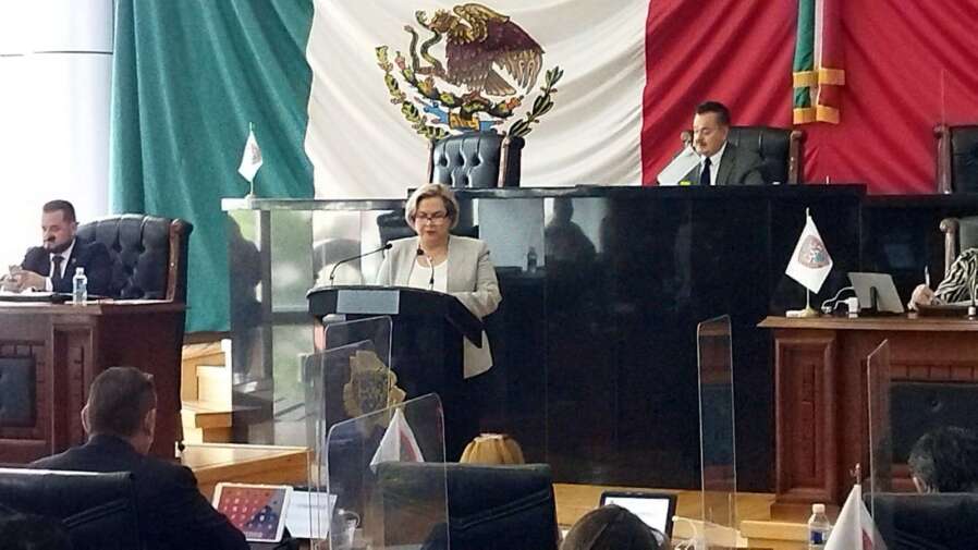 Adriana Terrazas fue quien leyó el dictamen con la propuesta de ratificación de los 2 funcionarios propuestos.