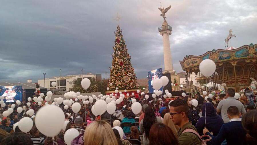 Cientos de globos con helio fueron repartidos entre los asistentes quienes los soltaron simultaneamente tras el encendido del árbol navideño.