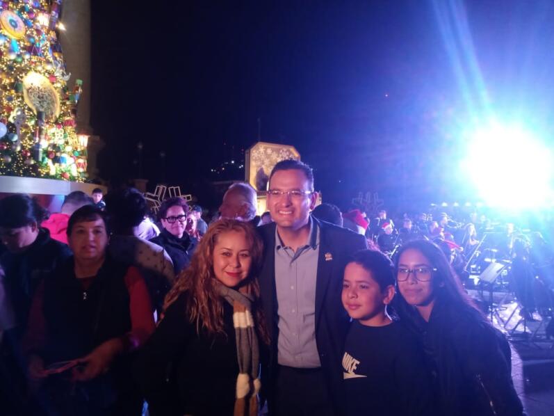 El alcalde Marco Bonilla también se dejó tomar fotografías con los asistentes.