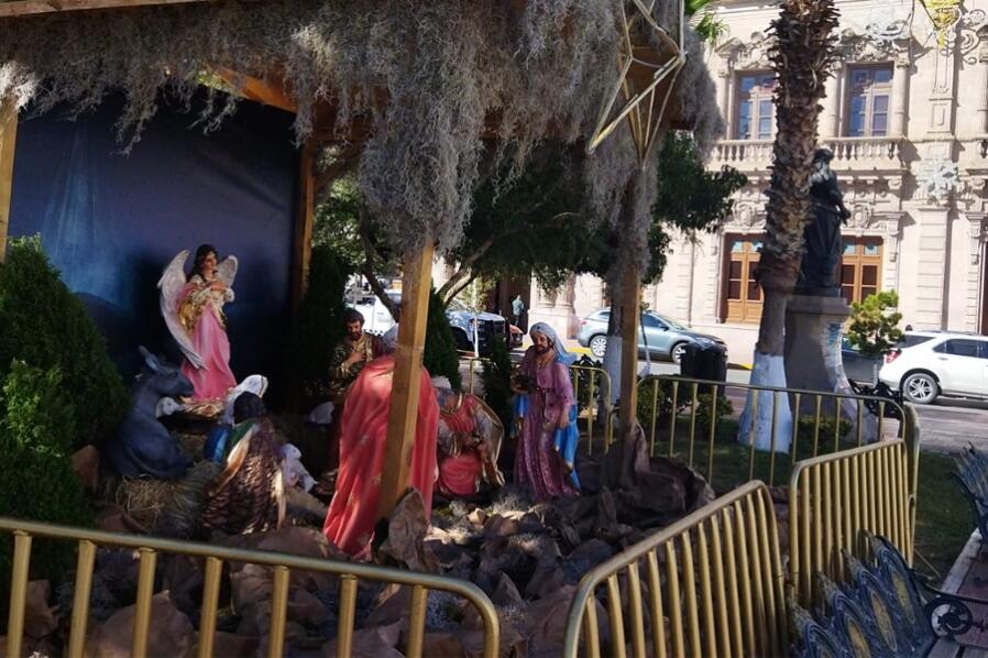 Frente a Palacio de Gobierno en la Plaza Hidalgo de Chihuahua ya se instaló el tradicional nacimiento navideño.