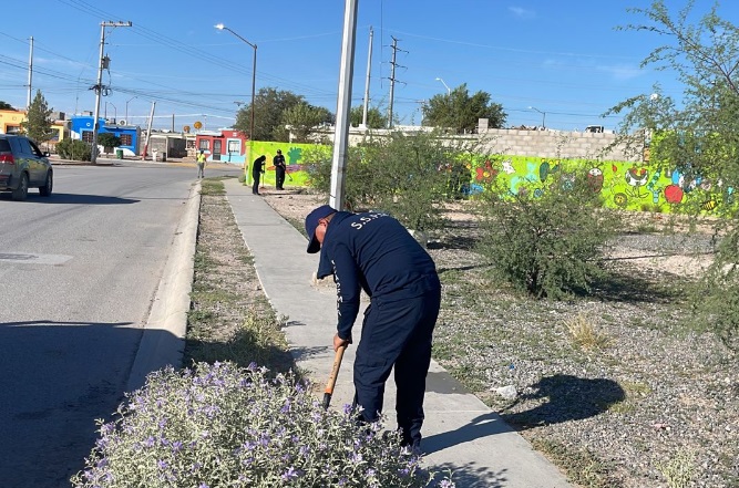 Colaboran cadetes de la policía en remozamiento de espacios públicos