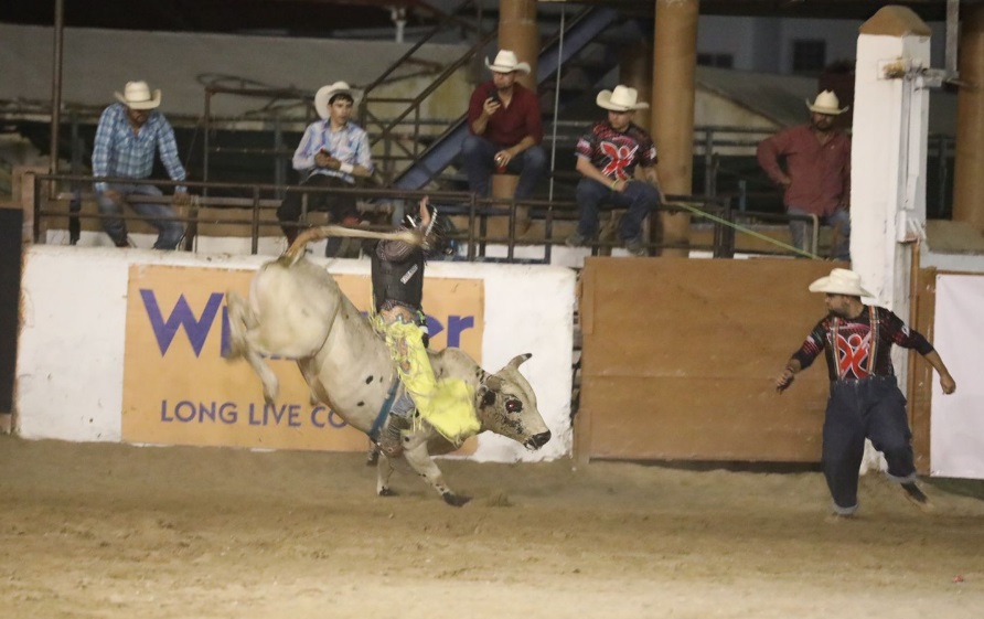 Reconocen a vaqueros y barrileras por destacar en campeonatos