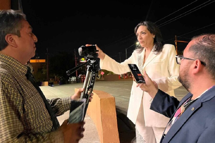 El periodista Juan Barrientos en entrevista a Yanko Durán (IEE) a las afueras del "Teatro Gracia Pasquel" de la UACJ.