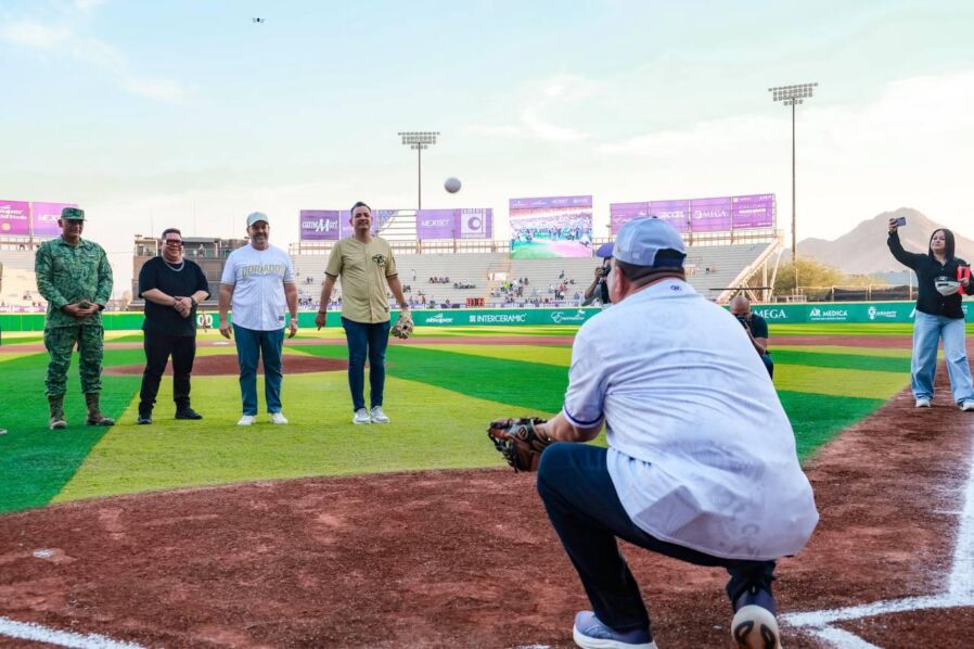 Marco Bonilla y Cesar Jáuregui protagonizaron el tradicional lanzamiento de "la primera bola". ⚾