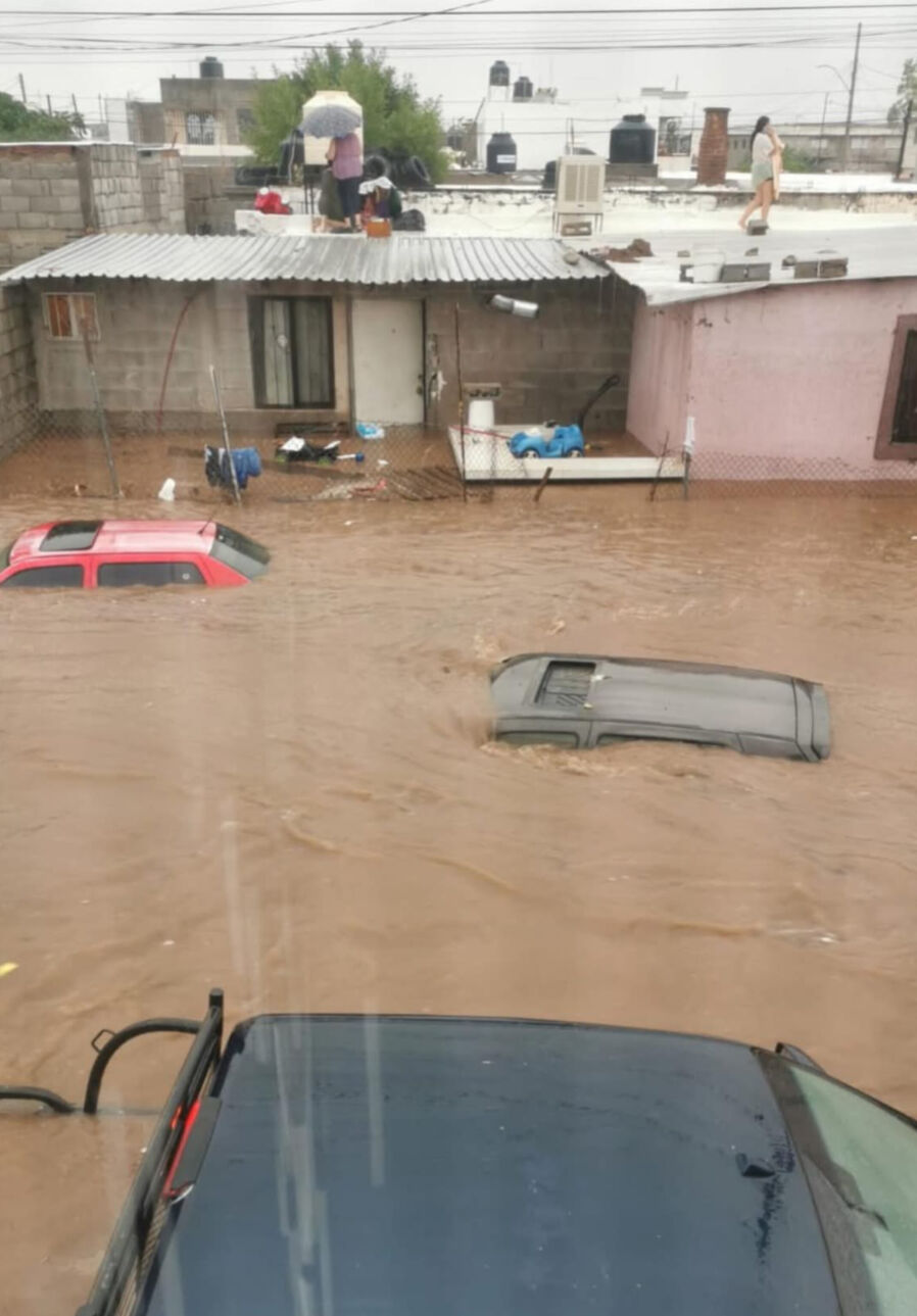 Autos y viviendas unidad en El Porvenir, habitantes refugiándose en los techos de sus viviendas.