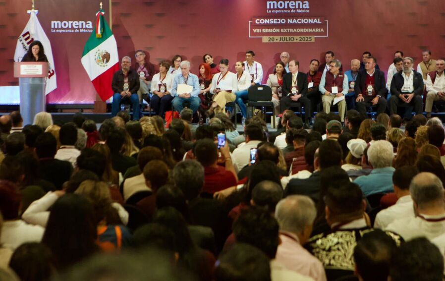 'Andy' López Beltrán y Ricardo Monreal dejaron sola a Luisa María Alcalde al no acudir al Consejo Político de Morena; Adán Augusto López y Fernándes Noroña si acudieron pero fueron colocados atrás y en la orilla en la segunda fila.