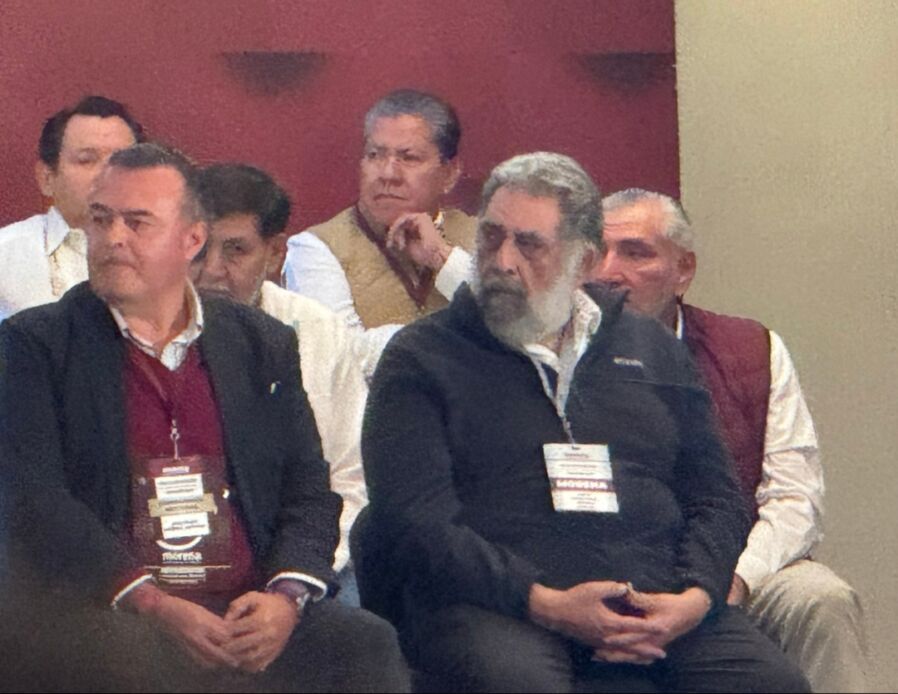 Adán Augusto López y Eduardo Fernández Noroña (líderes del Senado), fueron colocados en la segunda fila en el Consejo Nacional de Morena.